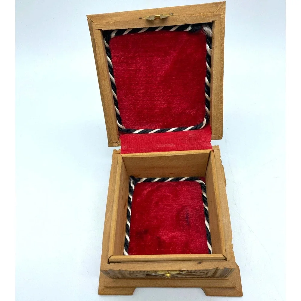 Vintage Hand‎ carved Wood Jewlery keepsake Trinket box hinged lid brass latch